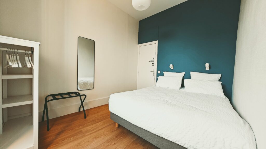 Chambre Epicea, 1 lit double + salle de douche privative
